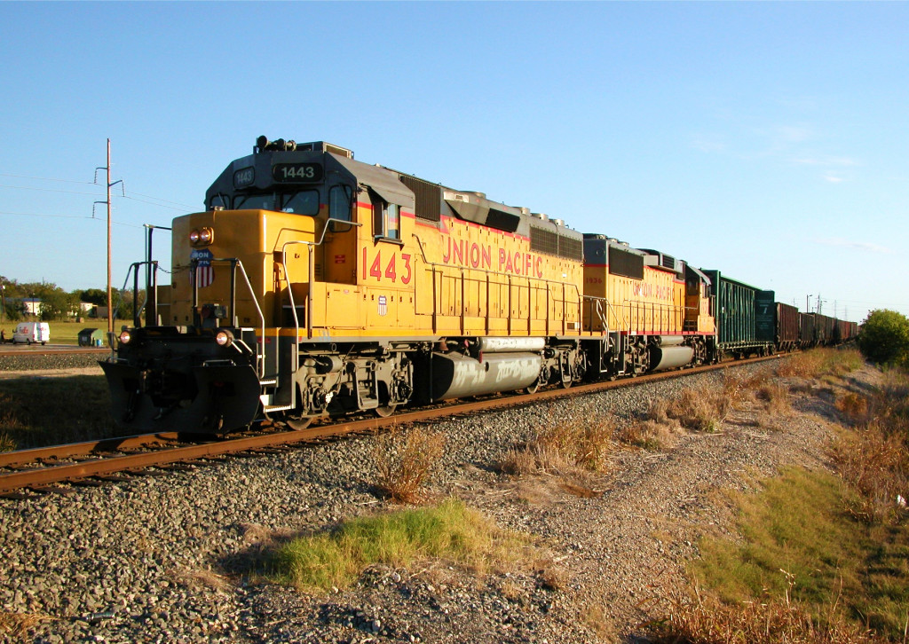 UP 1446  3Nov2011  Working South out of JAMA approaching Center Point Road 